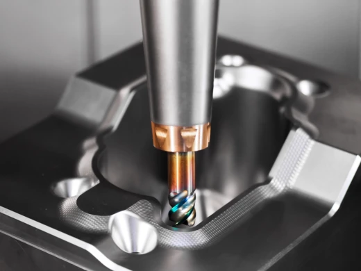 The end mill from Pokolm's large range of solid carbide milling cutters is installed in a holder and moves into a component for milling.