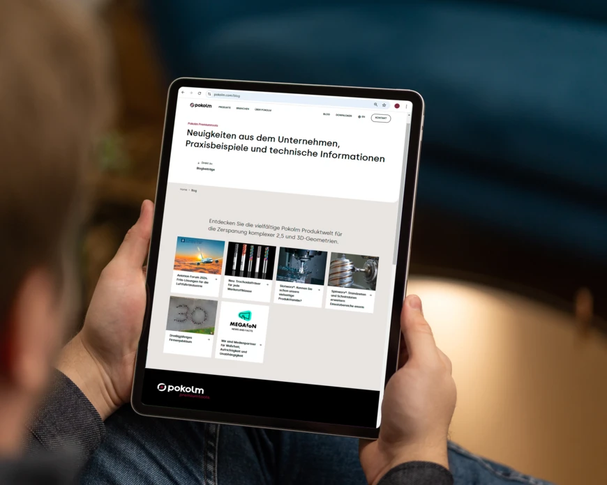 Ein Mensch schaut sich über ein Tablet die Blogbeiträge auf der Pokolm-Webseite an, www.pokolm.com/blog.