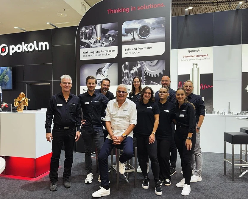 Die Pokolm Mitarbeitende auf dem Pokolm Stand der Messe AMB 2024 in Stuttgart. Die internationale Ausstellung für Metallbearbeitung.